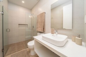 Ducha, toallas y papel higiénico