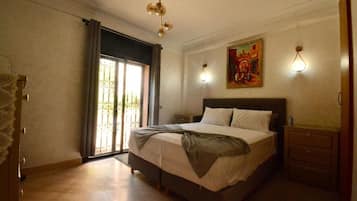 2 habitaciones, escritorio y tabla de planchar con plancha