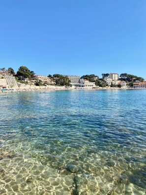 A clear coastal view with a beach, buildings, and trees. - Villa de Charme Provençale - 400m des Plages et du Centre de Bandol 🌟 (Bandol)