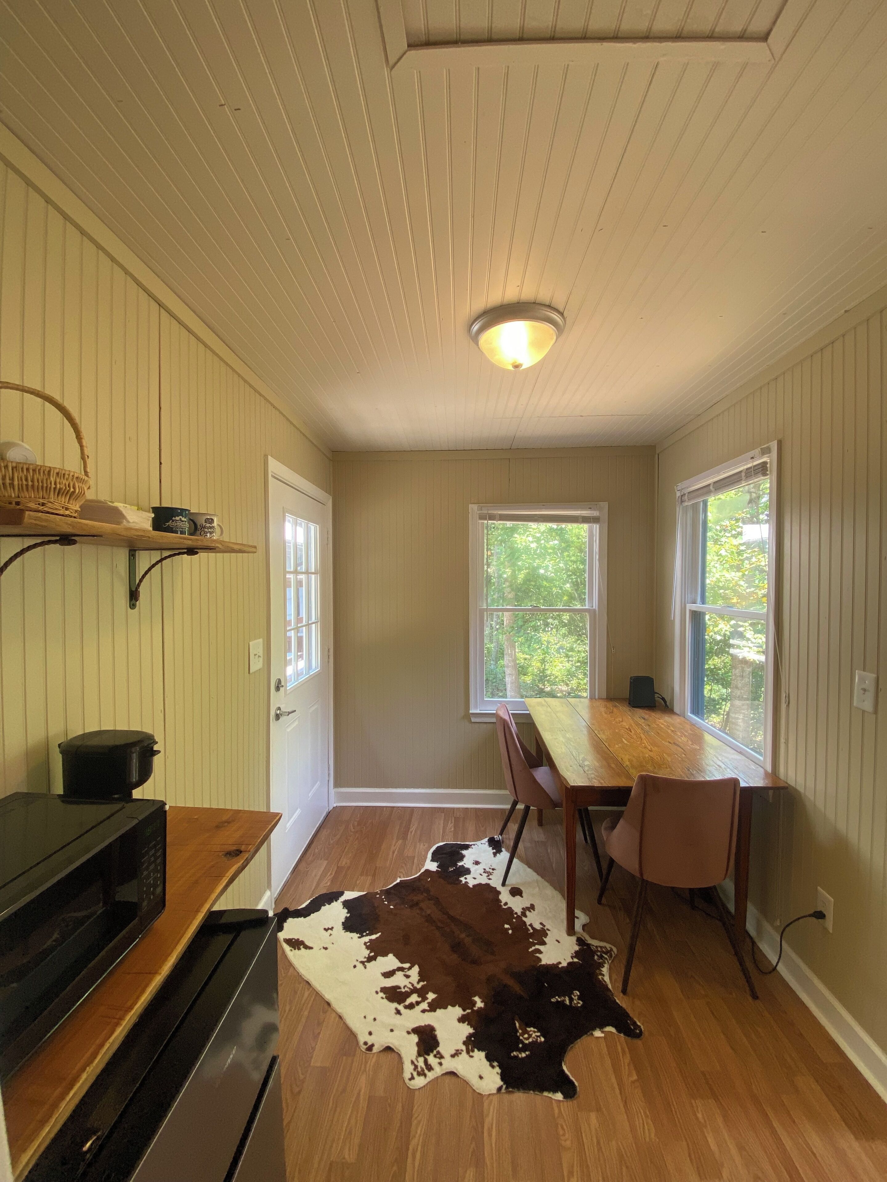 Mikrobølgeovn, kaffetrakter/tekoker, brødrister og kjøkkenutstyr