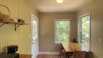 Mikrobølgeovn, kaffetrakter/tekoker, brødrister og kjøkkenutstyr