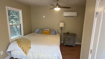 2 bedrooms, desk, WiFi, bed sheets