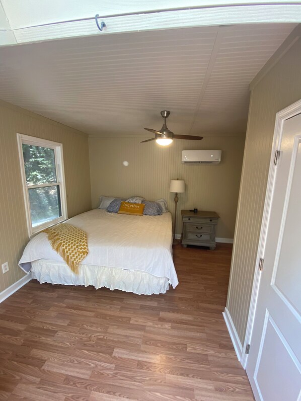 2 bedrooms, desk, WiFi, bed sheets