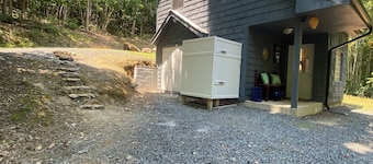 Mountain top cabin in the heart of the Uwharrie National Forest!