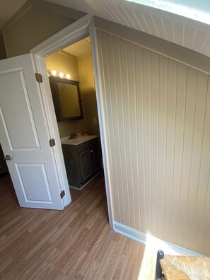 Douche, séchoir à cheveux, serviettes fournies, savon