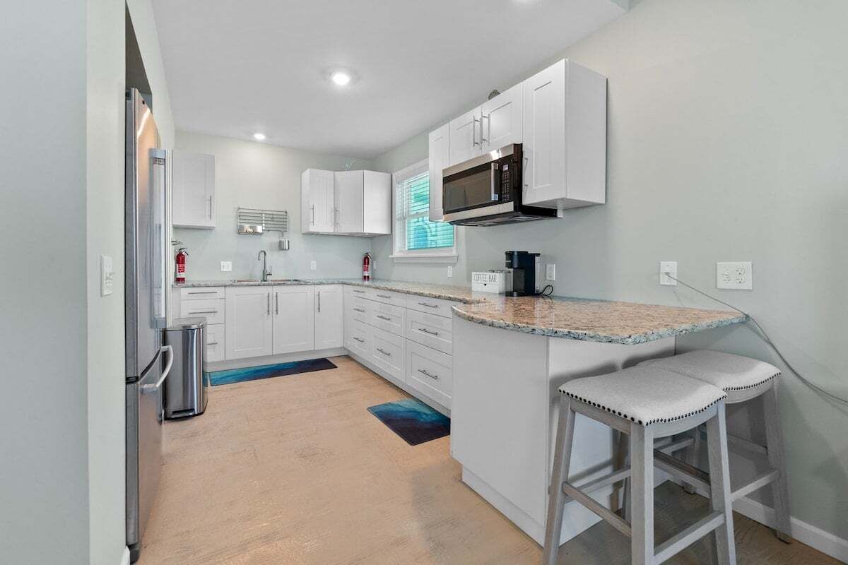 Kjøleskap, mikrobølgeovn, ovn og kokeplater