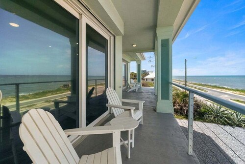 Ocean front home in Flagler Beach! Dog friendly! Sleeps 8!