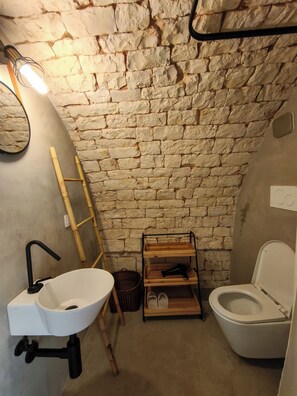 Doccia, asciugacapelli, carta igienica