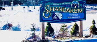 Catskill Cabin The Flamingo Suite 5