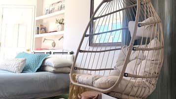 1 bedroom, desk, WiFi, bed sheets