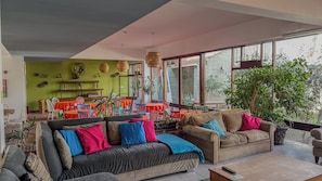 Lobby sitting area - Viajero Colonia Hostel (Colonia del Sacramento)