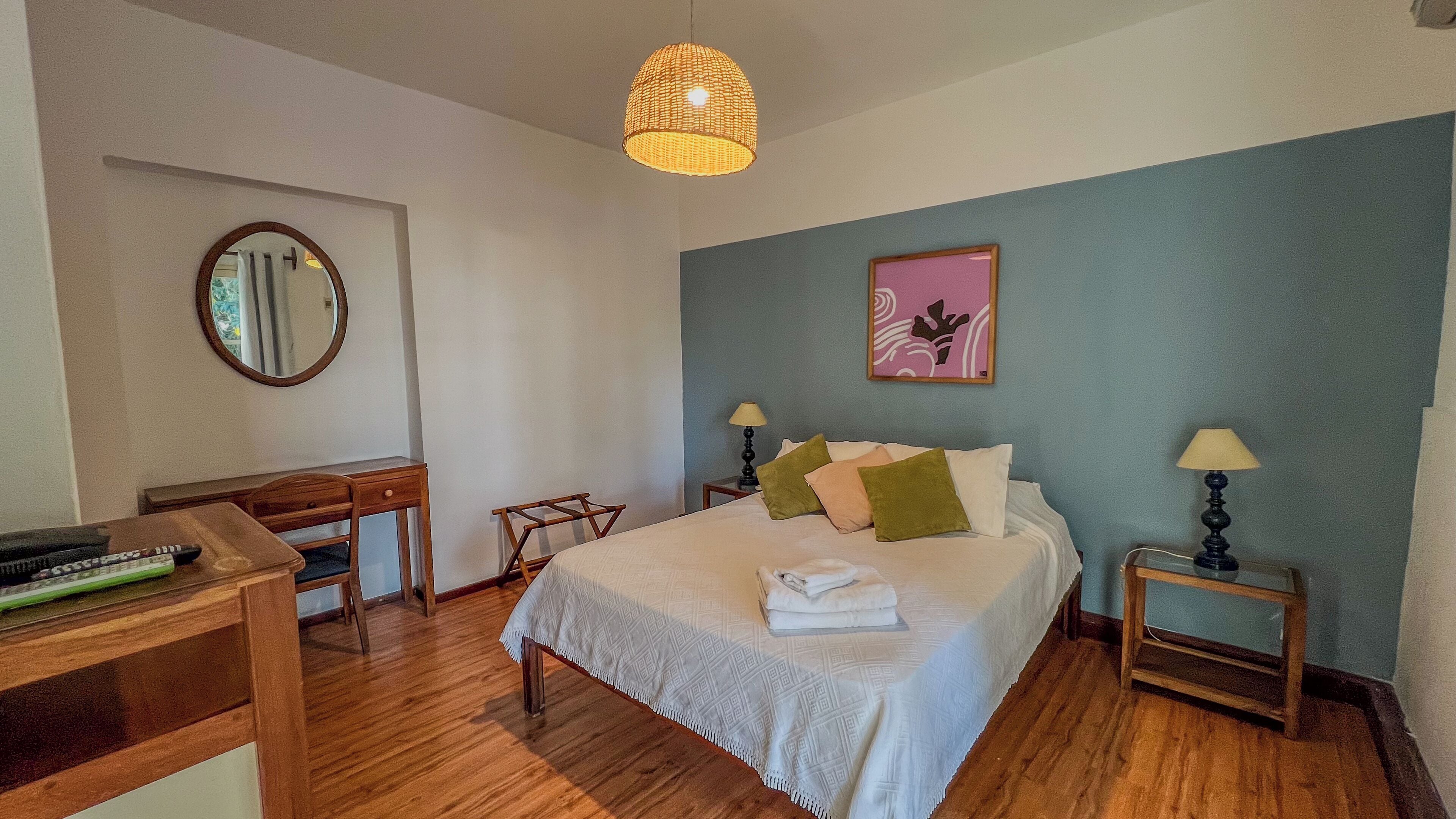 Cofres nos quartos, Wi-Fi de cortesia, roupa de cama