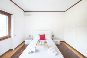 3 bedrooms, desk, free WiFi, bed sheets