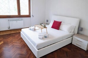 3 bedrooms, desk, free WiFi, bed sheets