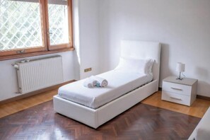 3 bedrooms, desk, free WiFi, bed sheets - Peaceful Family Retreat in Exclusive Balduina, Rome
 (Roma)