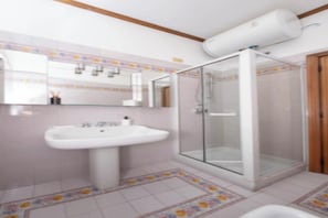Haartrockner, Bidet, Handtücher, Seife