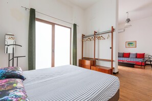 1 habitación y tabla de planchar con plancha 