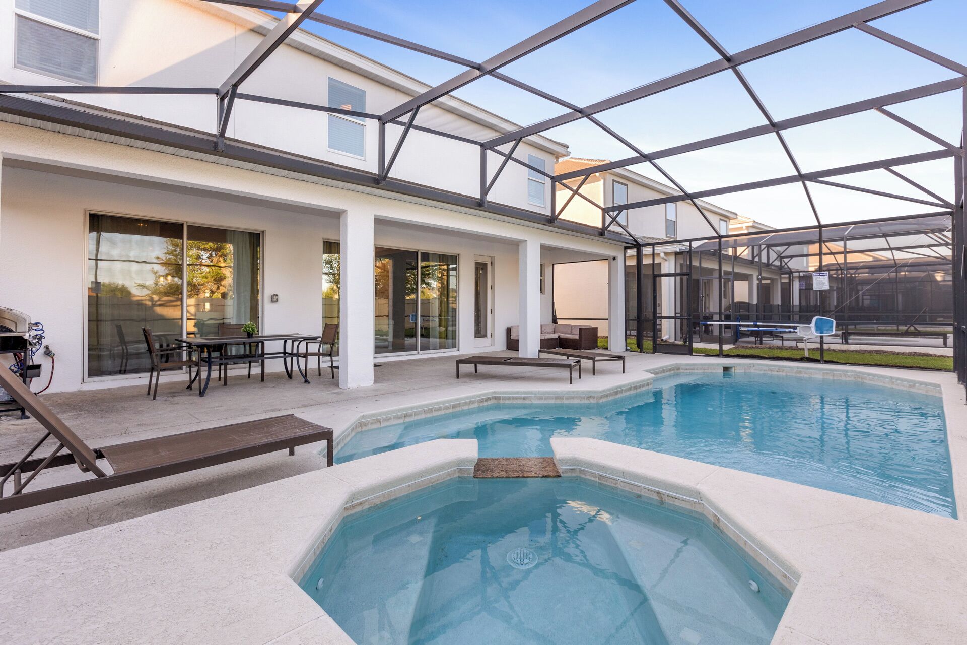 Sisäuima-allas, ulkouima-allas