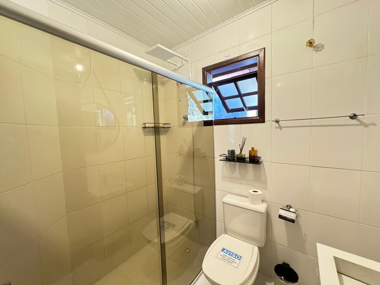 Regadera, toallas, papel de baño 