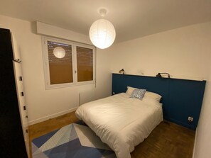 3 soverom, skrivebord, strykejern/-brett og reiseseng for barn