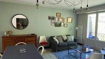 TV connectée, cheminée, livres