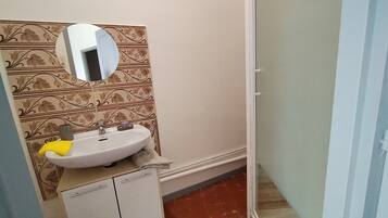 Douche, sèche-cheveux, serviettes fournies, savon