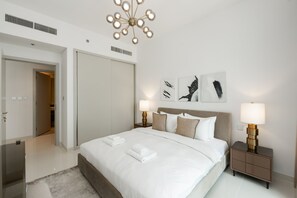 Apartment - Contemporary 1BR w Dubai Marina Glimpse (Dubai)