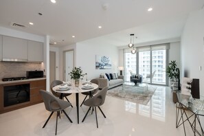 Apartment - Contemporary 1BR w Dubai Marina Glimpse (Dubai)