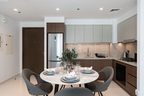 Apartment - Contemporary 1BR w Dubai Marina Glimpse (Dubai)