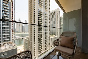 Apartment | 1 bedroom - Contemporary 1BR w Dubai Marina Glimpse (Dubai)