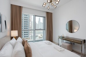 1 bedroom - Contemporary 1BR w Dubai Marina Glimpse (Dubai)