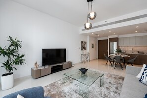 1 bedroom - Contemporary 1BR w Dubai Marina Glimpse (Dubai)