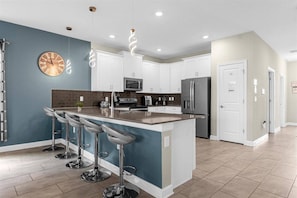 Fridge, microwave, oven, stovetop - 8 Bedrooms/ 5 Bathrooms/ Champions Gate (9004 SH) (Davenport)