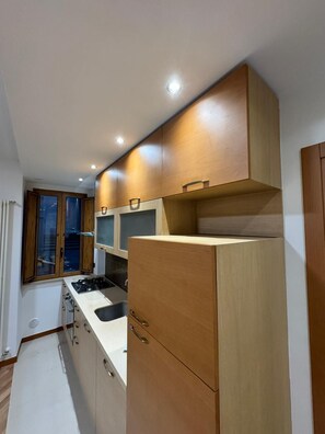 冷蔵庫、オーブン、食器洗い機、コーヒー / ティーメーカー