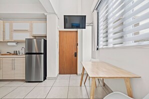 Kühlschrank, Mikrowelle, Herdplatte, Wasserkocher mit Kaffee-/Teezubehör