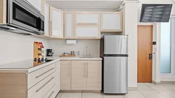 Refrigerador, microondas, parrilla de estufa y cafetera y tetera