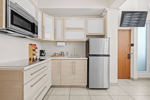 Refrigerador, microondas, parrilla de estufa y cafetera y tetera