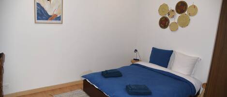 1 sovrum, skrivbord, resesäng och gratis wi-fi