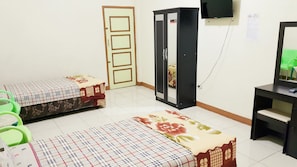 Desk, rollaway beds, free WiFi, bed sheets - Graha Wisata (Kotabumi)