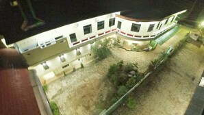 A building with multiple windows and a flat roof. - Graha Wisata (Kotabumi)