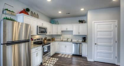 Cozy 2-Bedroom Condo in Vibrant Urban Omaha with Convenient Designated Parking