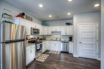 Cozy 2-Bedroom Condo in Vibrant Urban Omaha with Convenient Designated Parking