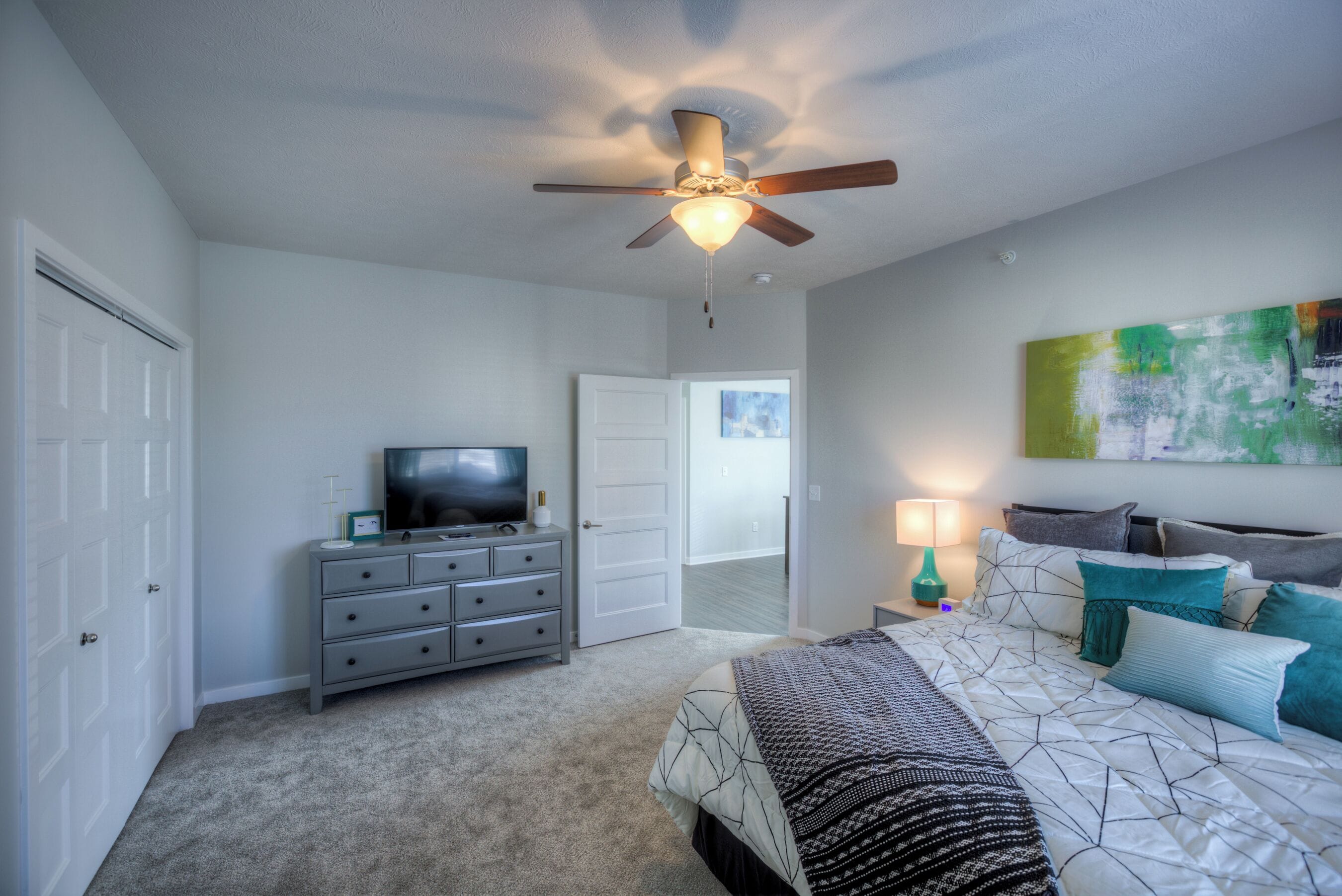 2 dormitoris, escriptori i planxa i posts de planxar 