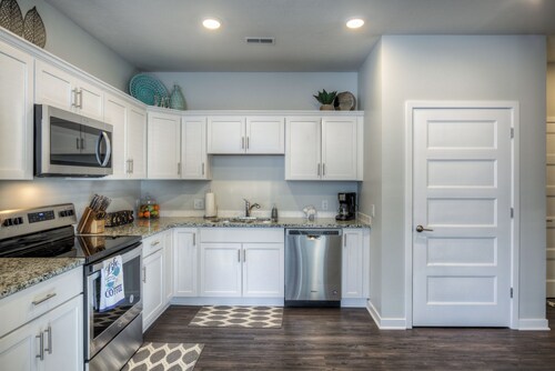 Cozy 2-Bedroom Condo in Vibrant Urban Omaha with Convenient Designated Parking