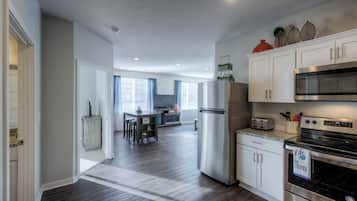 Frigorífic, microones, forn i placa de cuina