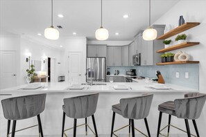 Private kitchen - Upstay24-PPLHomeThemeRoomsPoolSpaCinema (Kissimmee)