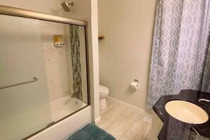 Hair dryer, towels - Cheerful home by Millwork District/Farmers Market (Dubuque)