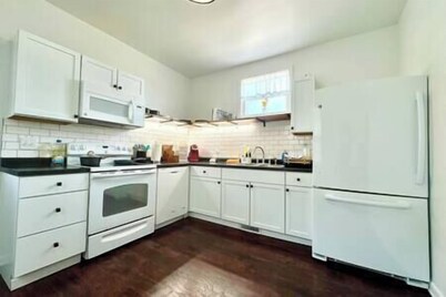 Cheerful home by Millwork District/Farmers Market