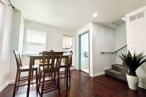 Dining - Cheerful home by Millwork District/Farmers Market (Dubuque)