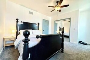 2 bedrooms, iron/ironing board, travel cot, WiFi - Cheerful home by Millwork District/Farmers Market (Dubuque)